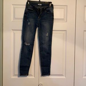 Distressed jeans. Size 2/26. Brand: Kensie
